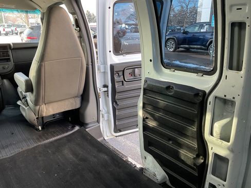 Used 2017 GMC Savana 2500 image 18