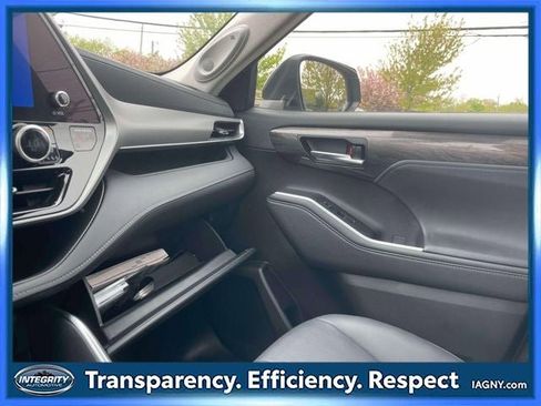 Used 2024 Toyota Highlander Platinum FWD image 35