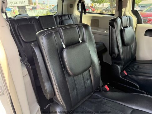 Used 2014 Chrysler Town & Country Touring FWD image 15