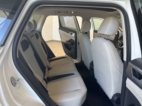 Used 2025 Volkswagen Taos SE w/ Panoramic Sunroof Package image 16