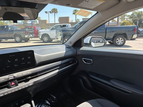 Used 2025 Kia K4 LXS image 37