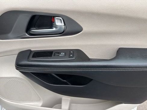 Used 2022 Chrysler Pacifica Touring-L w/ Uconnect Theater Family Group image 43