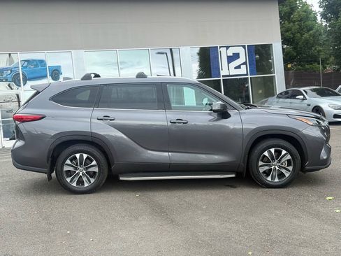 Used 2021 Toyota Highlander XLE AWD/4WD image 5
