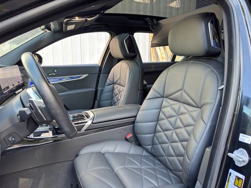 Used 2025 BMW 740i w/ Premium Package RWD image 49