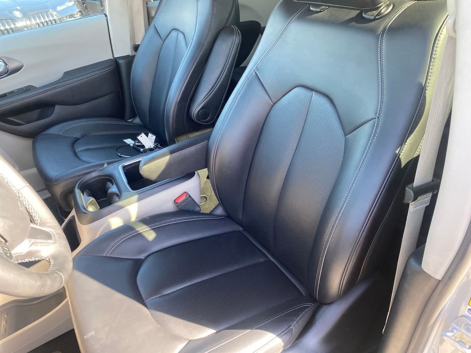Used 2024 Chrysler Pacifica Limited FWD image 12