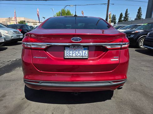 Used 2017 Ford Fusion SE w/ Fusion SE Technology Package image 3