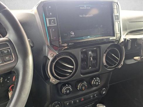 Used 2018 Jeep Wrangler Unlimited Rubicon w/ Connectivity Group image 20