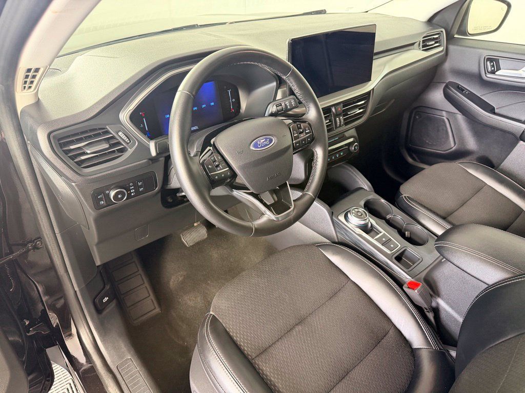 Used 2025 Ford Escape SE FWD image 40