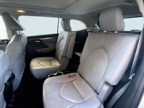 Used 2021 Toyota Highlander Platinum image 22