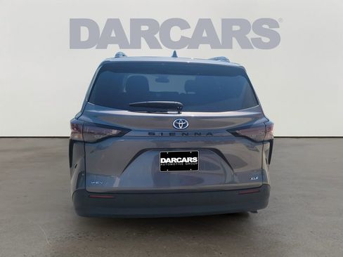 Used 2025 Toyota Sienna XLE FWD image 6