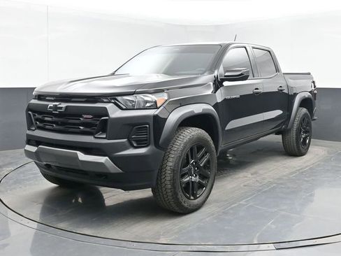 Used 2023 Chevrolet Colorado Trail Boss w/ Technology Package AWD/4WD image 10