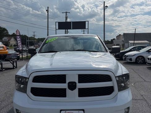 Used 2019 RAM 1500 Express w/ Express Value Package AWD/4WD image 3