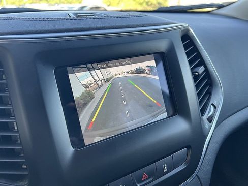 Used 2021 Jeep Cherokee Latitude Plus image 17