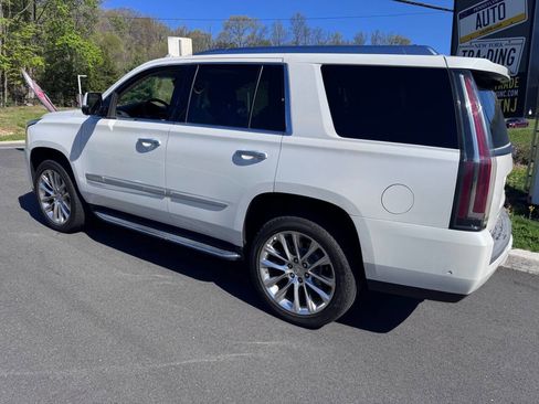 Used 2019 Cadillac Escalade Luxury AWD/4WD image 2