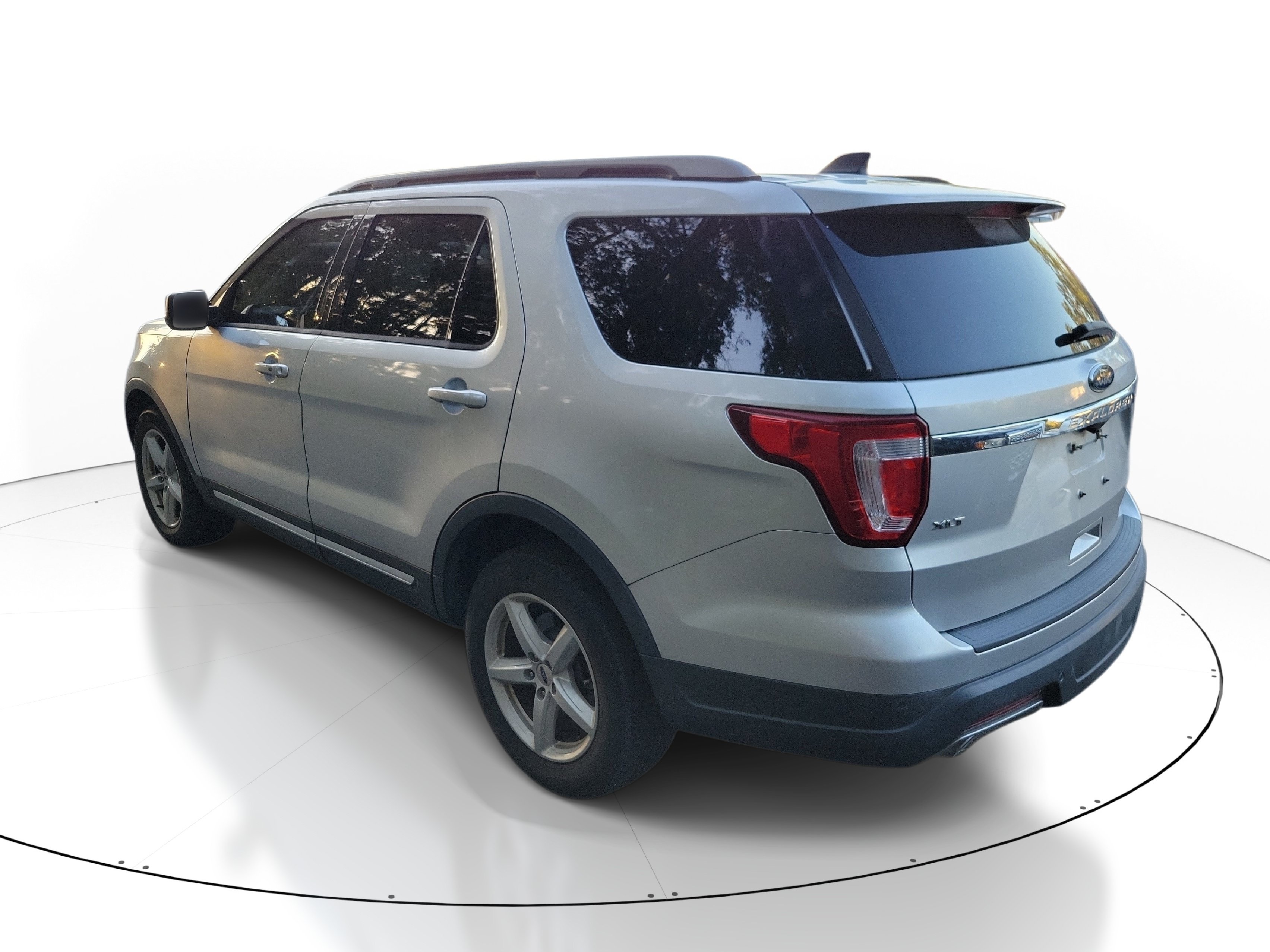 Used 2018 Ford Explorer XLT FWD image 4