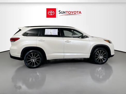 Used 2018 Toyota Highlander SE FWD image 2
