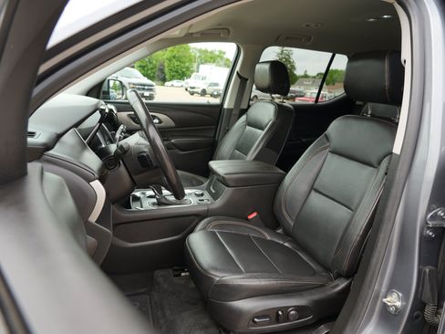 Used 2019 Chevrolet Traverse LT w/ LT Premium Package AWD/4WD image 14