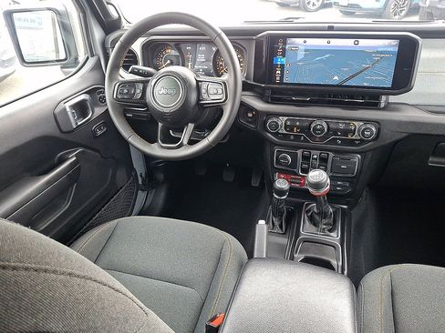Used 2024 Jeep Gladiator Sport AWD/4WD image 15