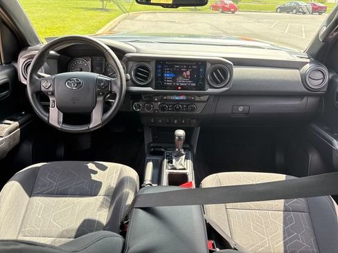 Used 2017 Toyota Tacoma TRD Off-Road AWD/4WD image 18