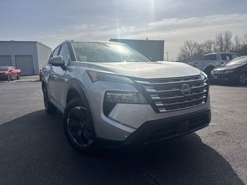 Used 2024 Nissan Rogue SV image 1