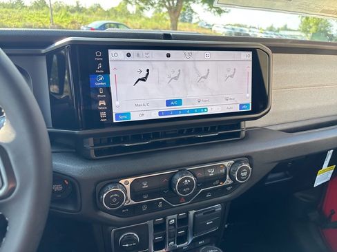 New 2025 Jeep Gladiator Willys image 25