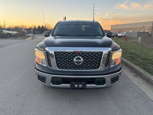 Used 2018 Nissan Titan SV w/ SV Convenience Package image 2