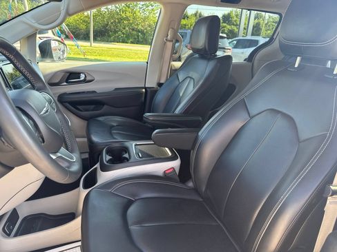 Used 2023 Chrysler Pacifica Touring-L FWD image 11