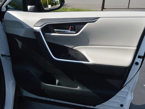 Used 2019 Toyota RAV4 XLE Premium w/ Cold Weather Package AWD/4WD image 25