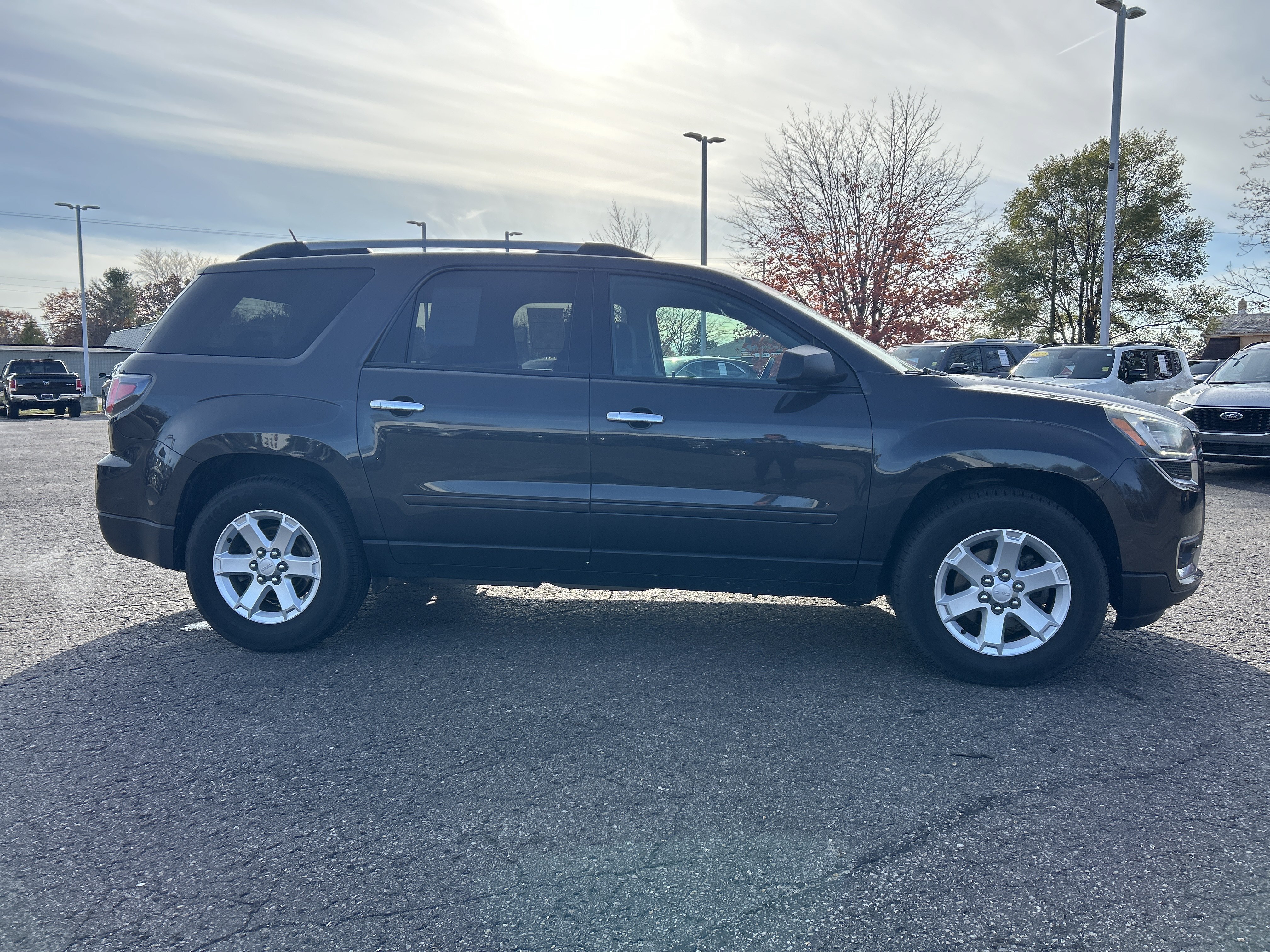 Used 2016 GMC Acadia SLE AWD/4WD image 2