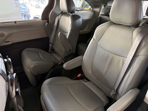 Used 2024 Toyota Sienna Limited image 15