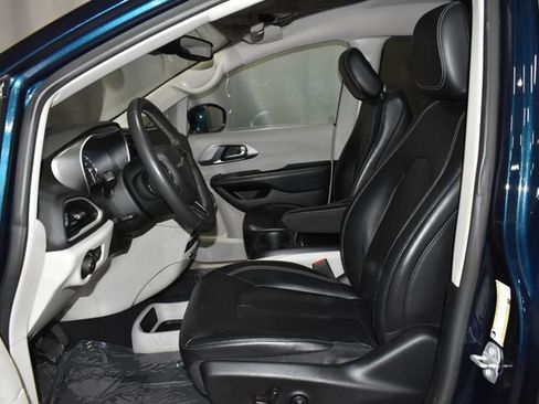 Used 2022 Chrysler Pacifica Touring-L image 12