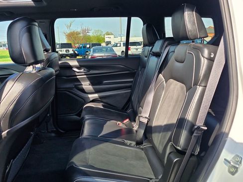 Used 2025 Jeep Grand Cherokee L Altitude image 31