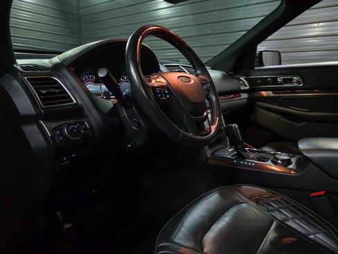 Used 2017 Ford Explorer Platinum image 10