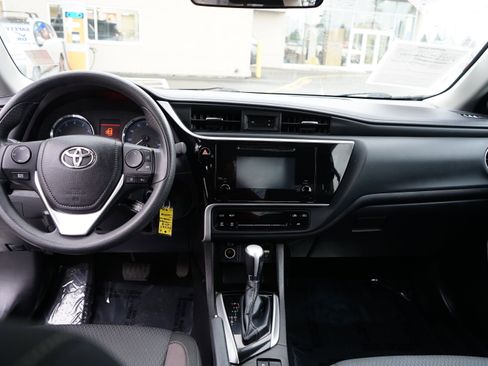 Used 2018 Toyota Corolla LE image 12