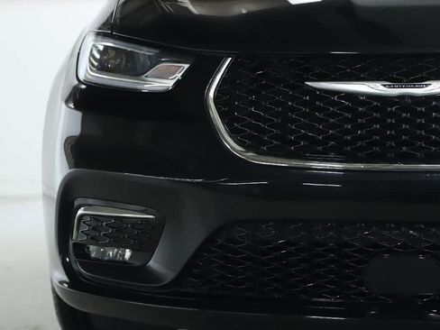 Used 2023 Chrysler Pacifica Touring-L image 6