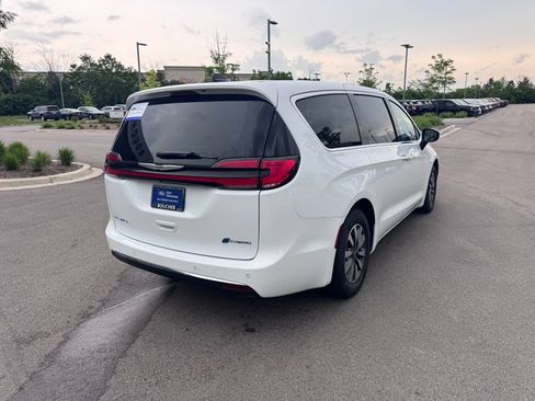 Used 2023 Chrysler Pacifica Touring-L FWD image 3