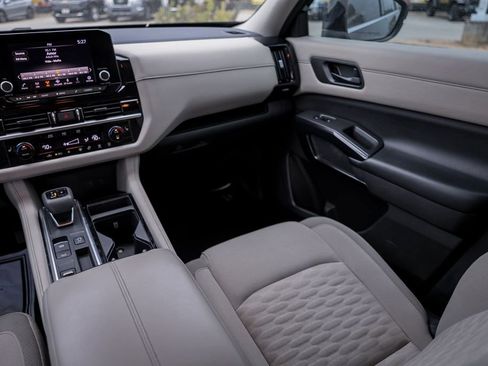 Used 2023 Nissan Pathfinder SV w/ Black Appearance Package image 22