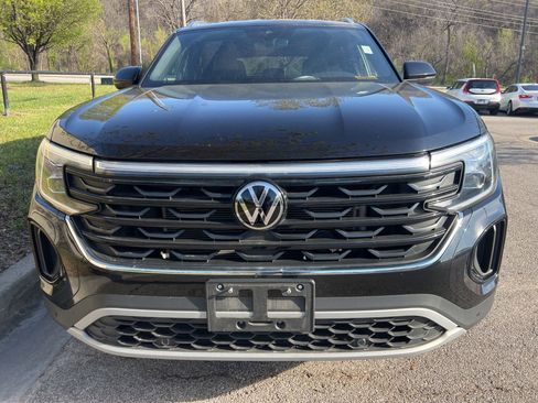 Used 2025 Volkswagen Atlas Cross Sport SE image 2