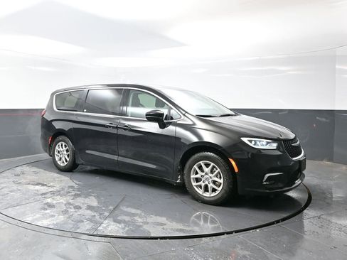 Used 2024 Chrysler Pacifica Touring-L image 6