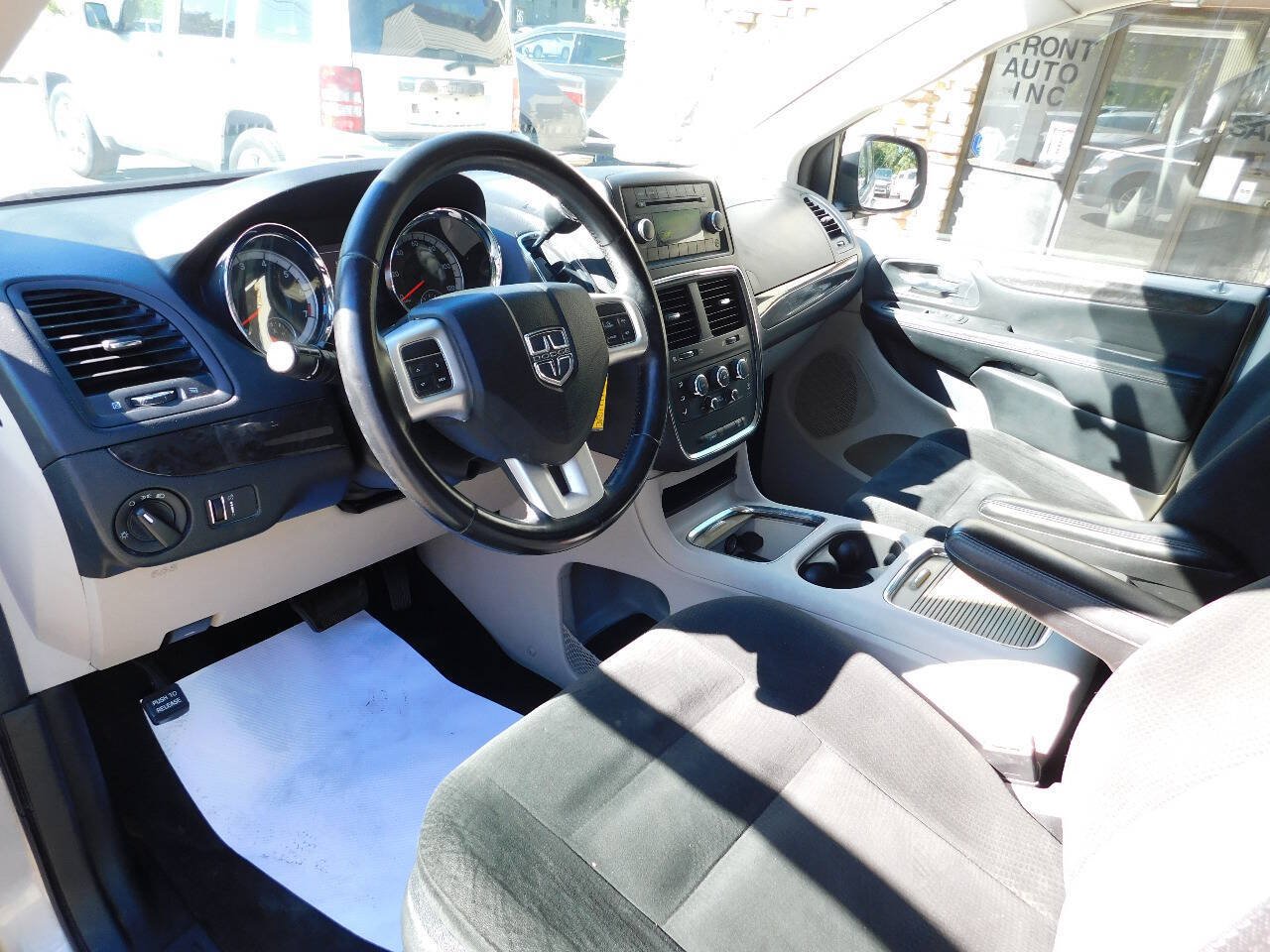 Used 2016 Dodge Grand Caravan SXT w/ Rear Park Assist Package FWD image 22
