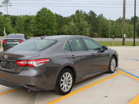 Used 2020 Toyota Camry LE w/ Convenience Package FWD image 3
