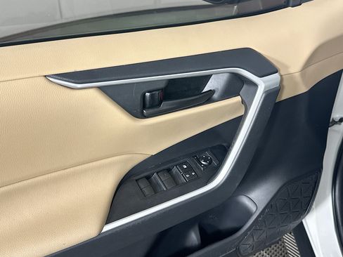 Used 2020 Toyota RAV4 LE FWD image 15