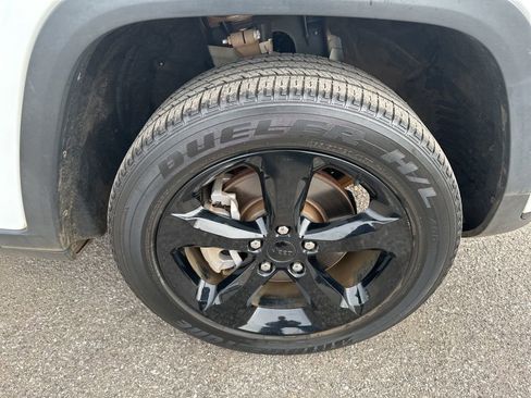 Used 2023 Jeep Grand Cherokee L Laredo image 12