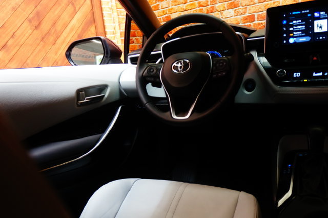 Used 2025 Toyota Corolla XSE FWD image 14