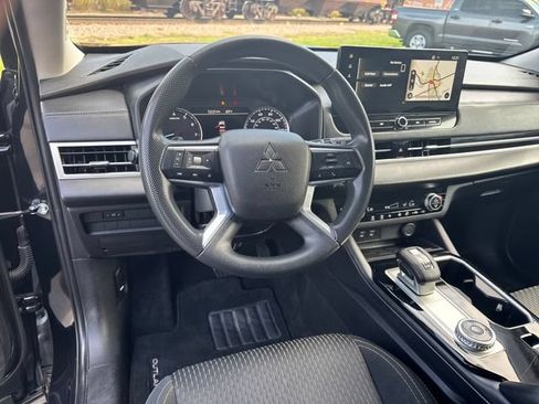 Used 2025 Mitsubishi Outlander ES AWD/4WD image 14