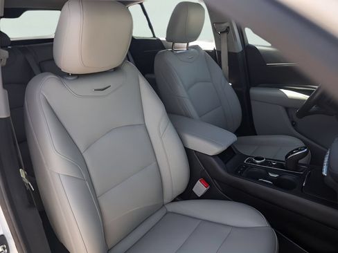 Used 2023 Cadillac XT4 Luxury w/ Cold Weather Package FWD image 32