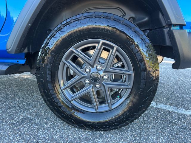 Used 2025 Jeep Wrangler Sport AWD/4WD image 16