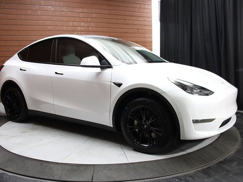 Used 2022 Tesla Model Y Long Range image 70