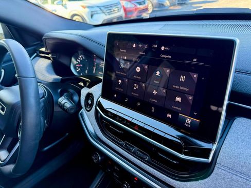 Used 2024 Jeep Compass Latitude image 29