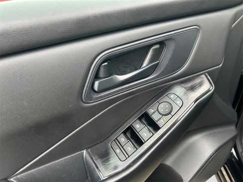 Used 2024 Nissan Rogue S image 11